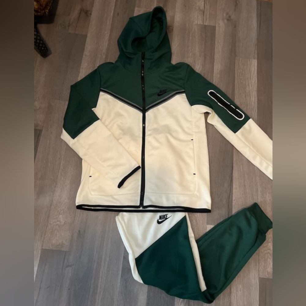 Nike sweatsuit. Off white and green